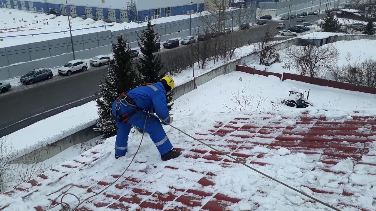 Удаление льда. Уборка снега с крыш. Уборка снега с крыш загородных домов. Уборка снега с крыши коттеджа. Уборка льда с крыш.